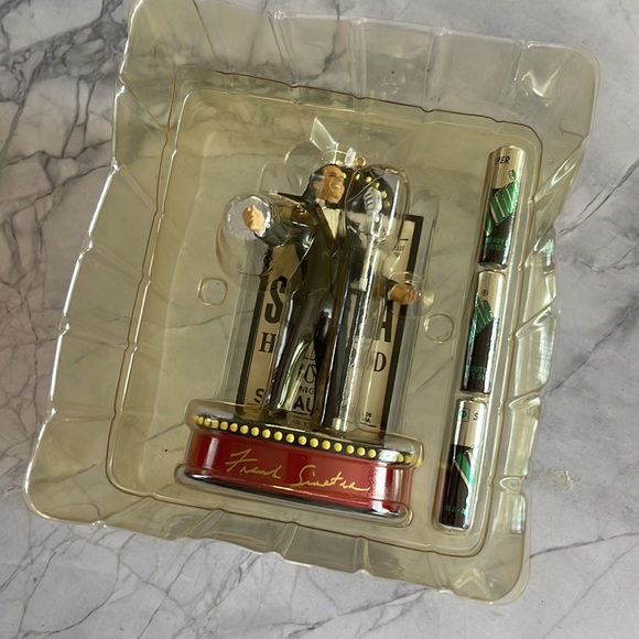 🎶 FRANK SINATRA - Musical Christmas Ornament - 1999 series - Brand new in box - Picture 5 of 15